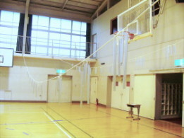 体育館の横を横断しています