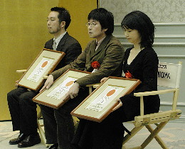 「日本映画エンジェル大賞」の受賞者には黄金（嘘）のディレクターズチェア（名前入り）が与えられるのだ！　プロデューサーなのに？