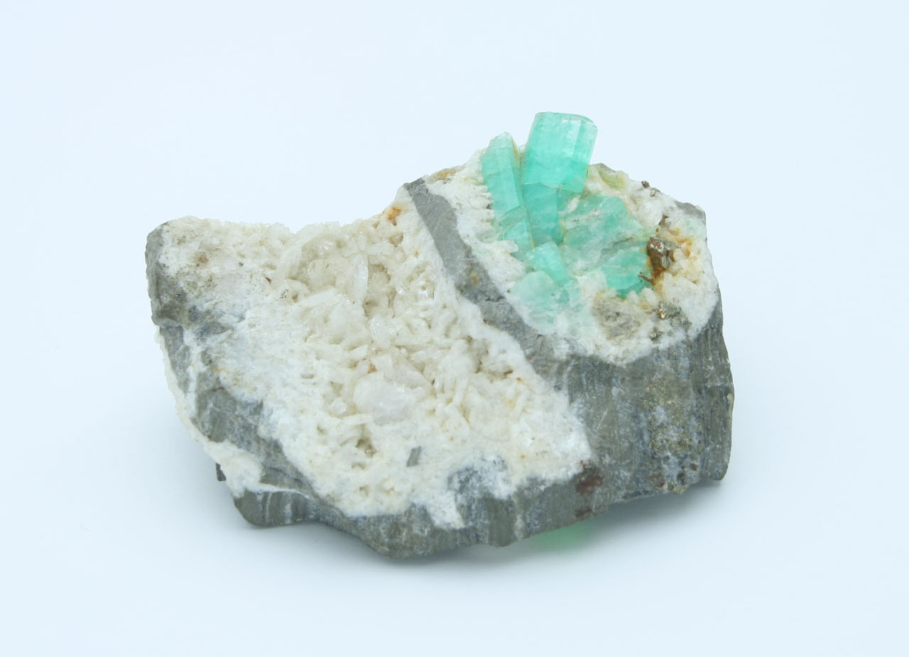 透明度の高い薄いエメラルドグリーンのエメラルド結晶の画像