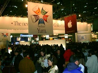 アップルのブース、妙にひろびろ……というかスカスカ……