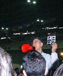 呼び込みをする萩野さん