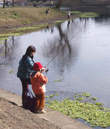 Mama & a girl are fishing together