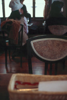 bistro.jpg (18549 バイト)