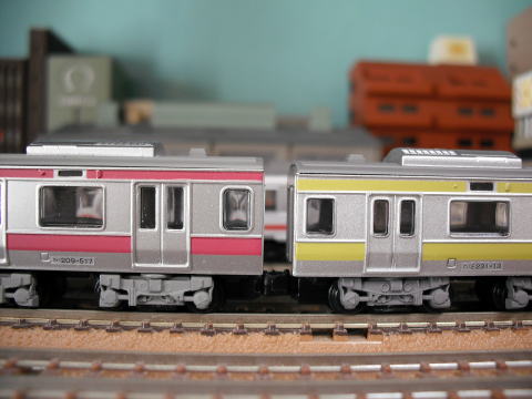 E231系通勤タイプ（209系500番台）のエラー修正前（右）と修正後の比較