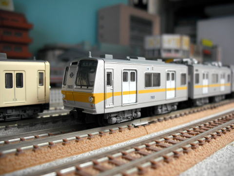 東京メトロ7000系黄帯