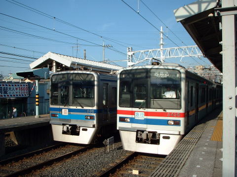 北総鉄道7800形（左）と京成3400形の並び