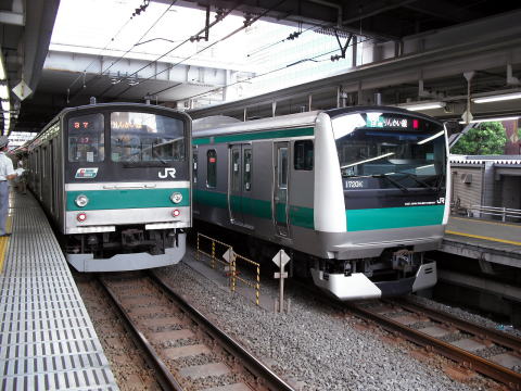埼京線205系とE233系との並び