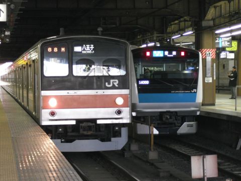 205系むさしの号と京浜東北線E233系の並び