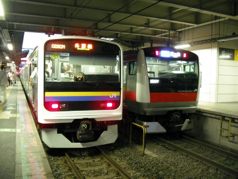 京葉線E233系と209系房総色の並び