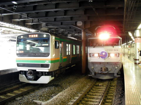 E231系と寝台特急カシオペア（EF510電気機関車）の並び