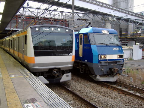 E233系とEH200形電気機関車の並び