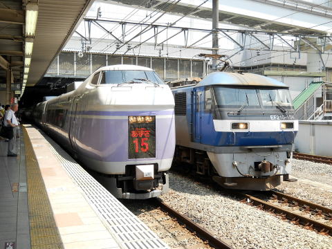 スーパーあずさと桃太郎（EF210電気機関車）の並び