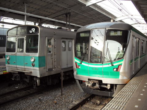 東京メトロ16000系とJR203系の並び
