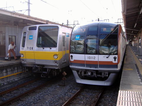 東京メトロ7000系と10000系の並び