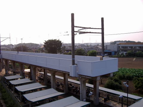 新座駅には貨物列車折り返し用の高架線がある