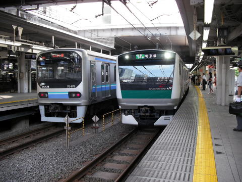 りんかい線70-000系とＪＲ　E233系との並び