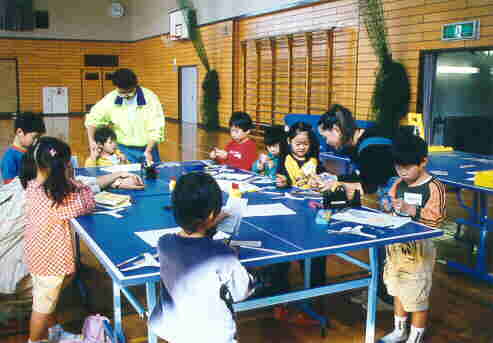 ブーメラン作成風景(1年生、幼稚園)