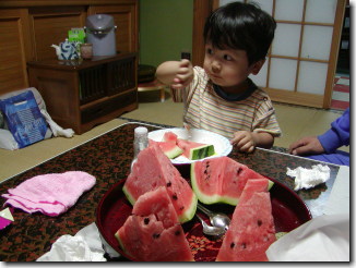 ����������D���ȃX�C�J��H�ׂ܂���