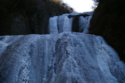 凍結する滝