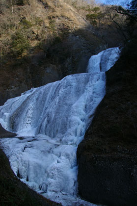 凍結する滝