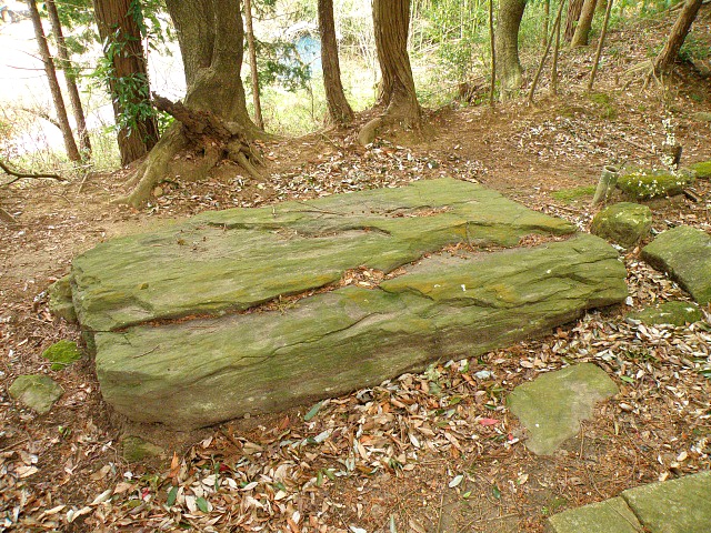巨大で厚みもある石材。墓地は丘の鼻にあたる場所にあります