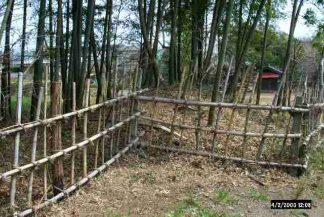きれいに竹を組んだ垣でした