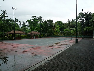 雨でぬれたテニスコート