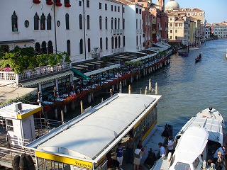 運河沿いのレストラン