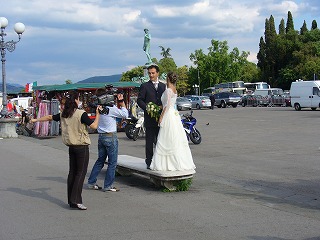 ミケランジェロ広場の新婚夫婦