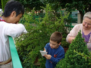 おばあさんと孫息子に住所を教えてもらう