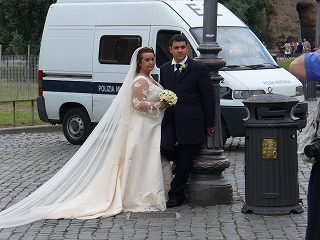 コロッセオの新婚夫婦