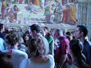 アテネの学堂の前の観光客
