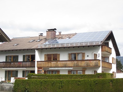 屋根の上の太陽光発電装置