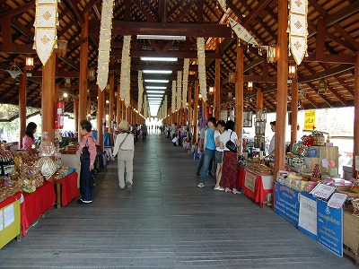 屋根付橋内の市場