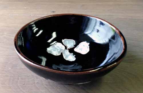 貝模様の黒釉鉢1