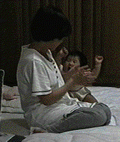 自分で万歳するか?!