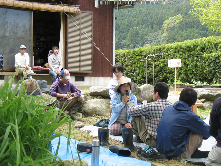 一貴山で昼食の後の自己紹介の様子