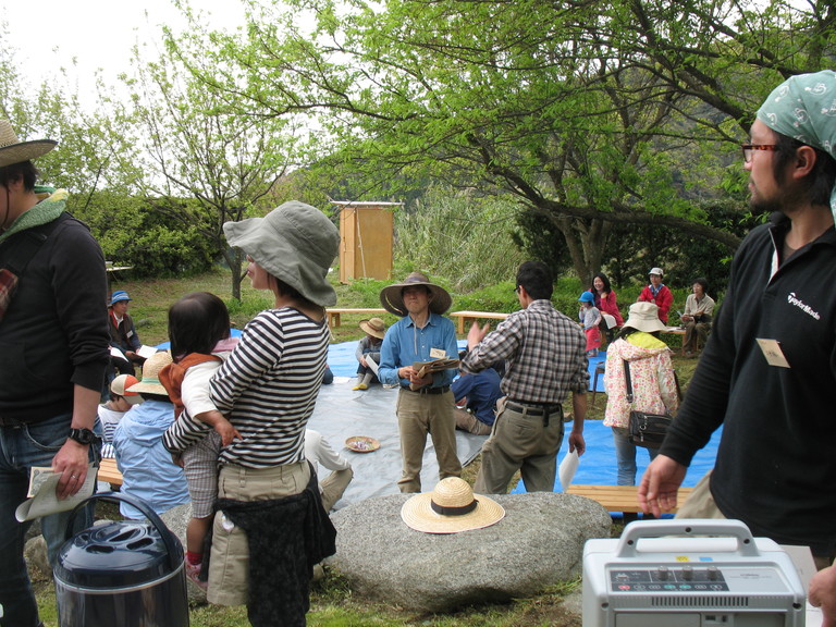 一貴山学びの場の見学の後、言葉の学びの前の様子