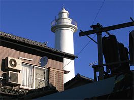 民家と鹿島灯台