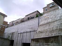 傾斜地の建売住宅