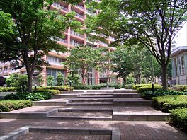 マンションへのアプローチ
