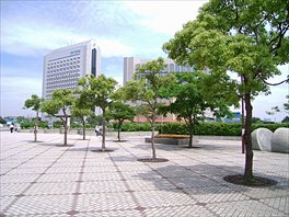 海浜幕張駅前