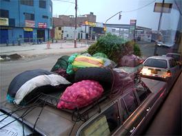 荷物を満載した車 リマ