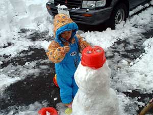 雪だるまを制作中