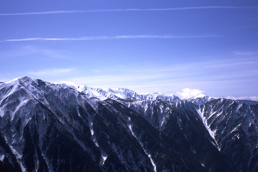 �����́A�x�����ɂ��Ă�B���A�암�̎R�X�̏�Ŕ�s�@�_�����u���悵�A�K���̂��镗�i��`���Ă����B