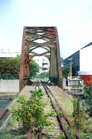 鉄橋の先にフェンス