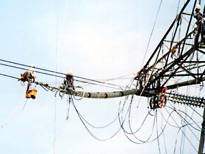 送電線と碍子をつなぐ
