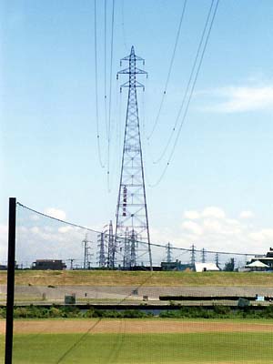 川をまたぐ送電線