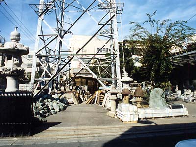 鉄塔下の有効活用?