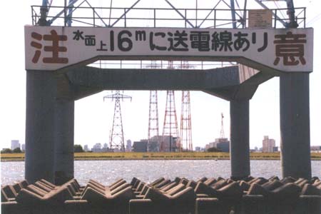 土台の下から